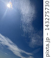 青空に広がるうろこ雲と太陽 143275730