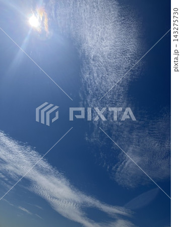 青空に広がるうろこ雲と太陽 青空に広がるうろこ雲と太陽 143275730