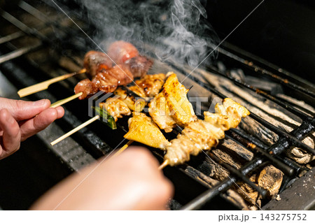 焼き鳥を焼く手元 焼き鳥を焼く手元 143275752