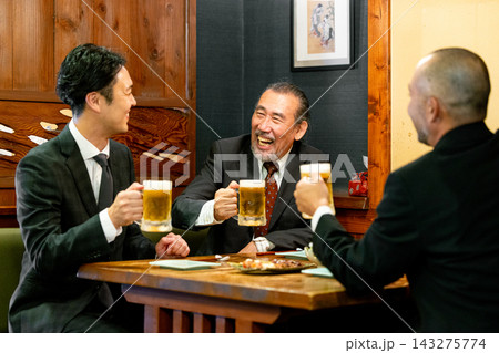 居酒屋で乾杯をするビジネスマン 143275774