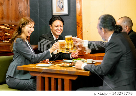 居酒屋で乾杯する男女 143275779