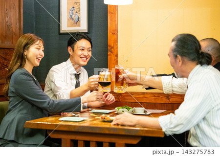 居酒屋で乾杯する男女 143275783