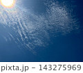 青空に広がる繊細な雲と太陽の光 143275969