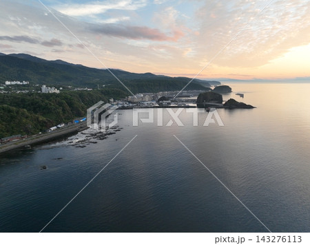 北海道 知床のオホーツク海から見る絶景 ドローン空撮 143276113