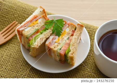 全粒粉パンのBLTクラブハウスサンドとコーヒー 全粒粉パンのBLTクラブハウスサンドとコーヒー 143276150