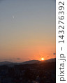 日本の岐阜県の高山市　市街地中心部の三重塔方面の町並み　美しい夕日と上空を飛行するジェット機 143276392