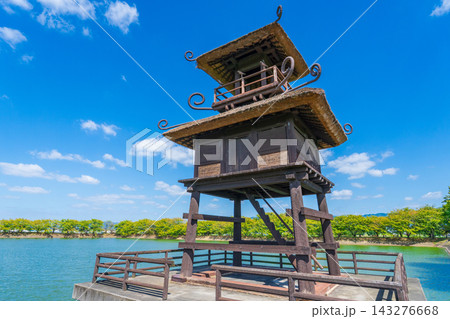 奈良県田原本町 唐子・鍵遺跡公園 復元楼閣と唐子池 奈良県田原本町 唐子・鍵遺跡公園 復元楼閣と唐子池 143276668