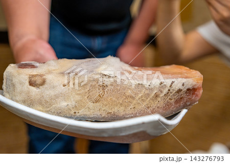 【#食べ物】表面をカビが覆う熟成マグロの大きな塊 143276793