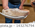 【#食べ物】表面をカビが覆う熟成マグロの大きな塊 143276794