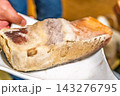 【#食べ物】表面をカビが覆う熟成マグロの大きな塊 143276795