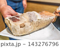 【#食べ物】表面をカビが覆う熟成マグロの大きな塊 143276796