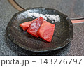 【#食べ物】カビ熟成したマグロの刺身を器に盛り付けた一皿 143276797