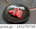 【#食べ物】カビ熟成したマグロの刺身を器に盛り付けた一皿 143276798