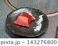 【#食べ物】カビ熟成したマグロの刺身を器に盛り付けた一皿 143276800