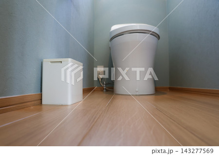 家庭用トイレに置かれたサニタリーボックスと黒いビニール袋 143277569