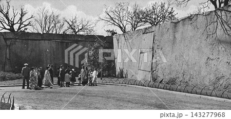 古写真　1933年　大阪城公園の蛸石と振袖石 143277968