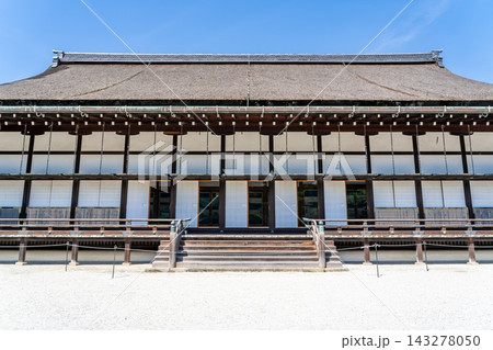 京都御所　小御所（室町時代、将軍参内のとき、平安装束にあらためる場所として利用） 143278050