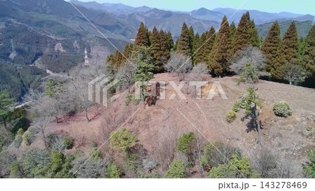 生野銀山を望む山城　但馬「生野城」の空撮　本丸の様子 143278469