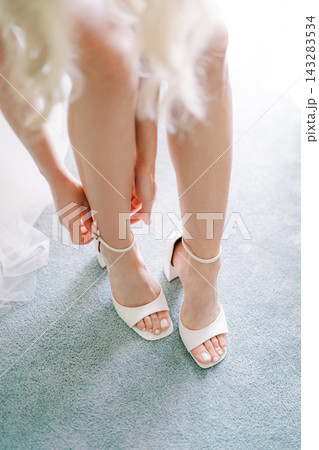Moments of anticipation captured as bride prepares for her special day 143283534