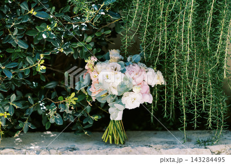 Elegant bridal bouquet with white and pink flowers Elegant bridal bouquet with white and pink flowers 143284495