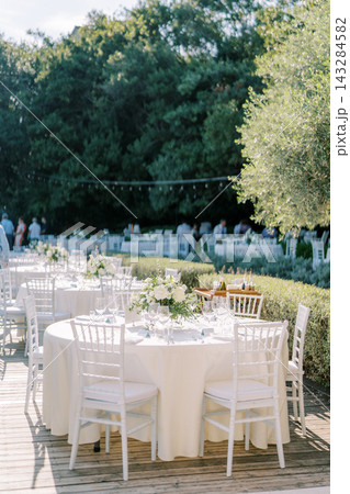 Elegant outdoor wedding reception dinner setup Elegant outdoor wedding reception dinner setup 143284582