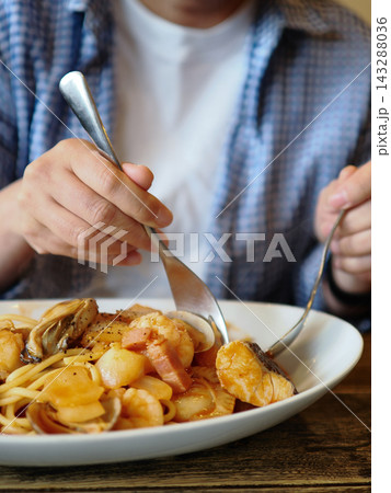 ペスカトーレを食べる人 ペスカトーレを食べる人 143288036