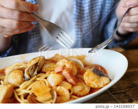 ペスカトーレを食べる人 143288037