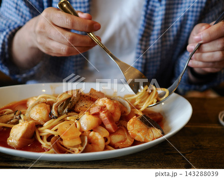 ペスカトーレを食べる人 143288039
