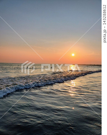 湘南・片瀬西浜の海に沈む夕日と輝く波 湘南・片瀬西浜の海に沈む夕日と輝く波 143288612