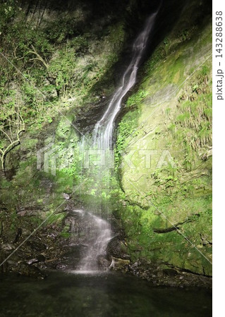 徳島県三好市の秘境・祖谷渓に架かる国指定重要有形民俗文化財「祖谷のかずら橋」 徳島県三好市の秘境・祖谷渓に架かる国指定重要有形民俗文化財「祖谷のかずら橋」 143288638