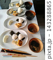 朝日を浴びた和食の家族の朝ごはん 143288865