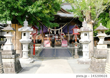 【伊勢崎市　商売繁盛「小泉稲荷神社」拝殿と参道】 143289028