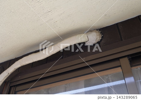 エアコン屋外配管。木造住宅外壁の貫通穴と穴埋め部 エアコン屋外配管。木造住宅外壁の貫通穴と穴埋め部 143289065