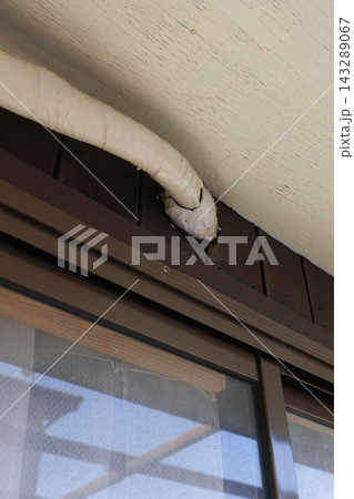 エアコン屋外配管。木造住宅外壁の貫通穴と穴埋め部 エアコン屋外配管。木造住宅外壁の貫通穴と穴埋め部 143289067
