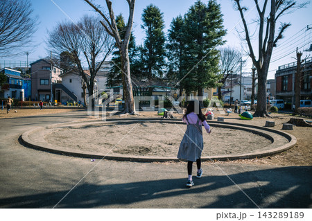 日本の公園で砂場を走る女の子の後ろ姿 143289189