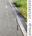 道路に出来たチェーンの面白い影 143289269