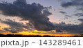 地平線を黄金色に染める夕焼けと迫力ある暗雲 143289461