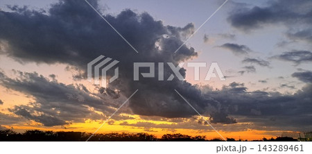 地平線を黄金色に染める夕焼けと迫力ある暗雲 143289461