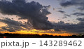 オレンジ色に染まる夕焼け空とダイナミックな暗雲 143289462