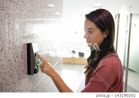 Employee uses PIN code to authenticate identity and entering workspace 143290202