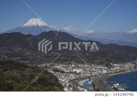 富士山と清水区由比の街並み 143290798