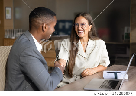 Manager shaking hands with client in company office 143290877