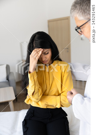 Patient feeling disappointed, doctor provides psychological support 143291465