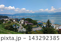 【信州絶景ドライブ】諏訪湖と山並みを一望する高台からのパノラマビュー 143292385