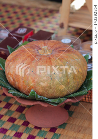 Big orange pumpkin on clay platter Big orange pumpkin on clay platter 143292854