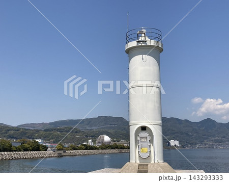 快晴の海辺にそびえる白い灯台と爽やかな風景 快晴の海辺にそびえる白い灯台と爽やかな風景 143293333