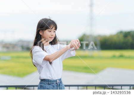 シートで汗を拭く女の子 143293536