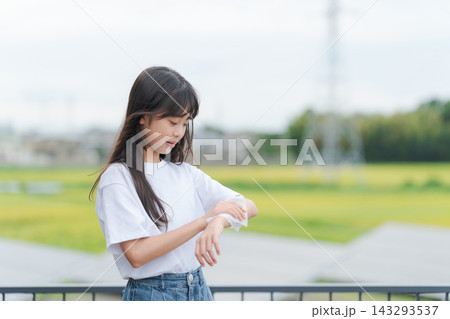シートで汗を拭く女の子 143293537