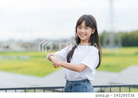 シートで汗を拭く女の子 シートで汗を拭く女の子 143293538