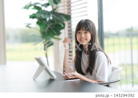 初めてメイクをする女の子 初めてメイクをする女の子 143294392